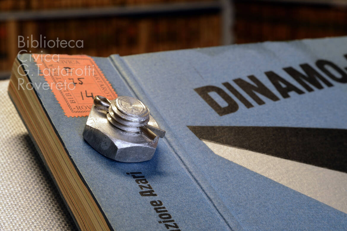 Particolare della copertina del Libro imbullonato di Depero (Foto Florio Badocchi 2014)