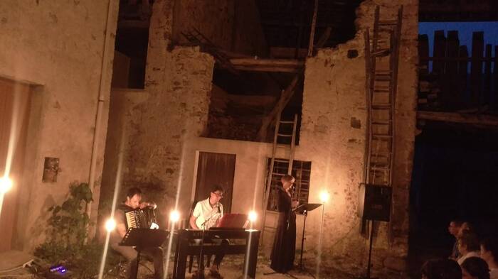 Un momento della manifestazione scorsa. Gruppo di persone