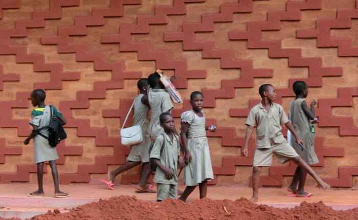 bambini con sfondo architettonico