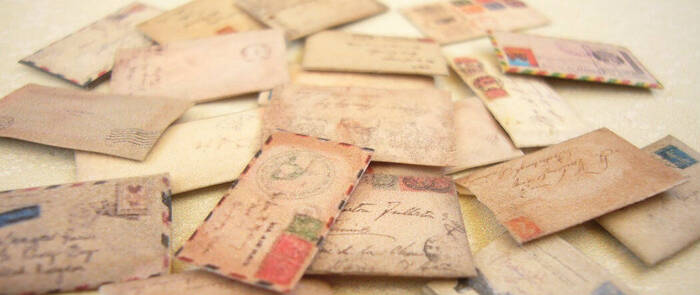 Raccolta di lettere spedite (su un tavolo)