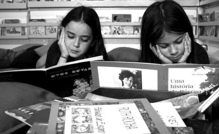 Due bambine che leggono