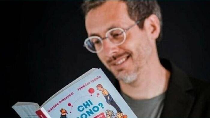 Daniele Grassucci legge il libro Chi sono?