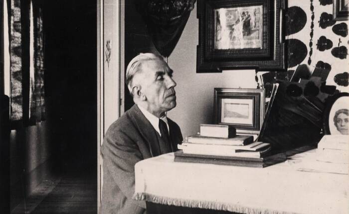 Ritratto fotografico di Riccardo Zandonai al pianoforte della sua casa di Sacco