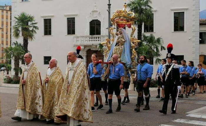 La Processione con la statua di Maria Ausiliatrice