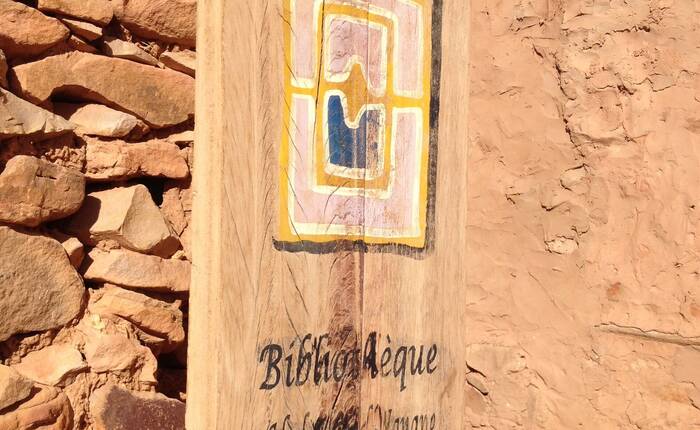 Insegna della biblioteca