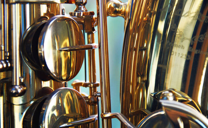 particolare dei tasti di un sax