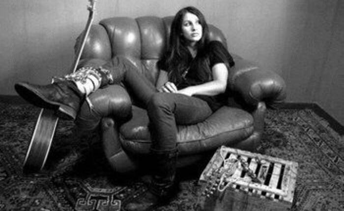 Elisa sul divano