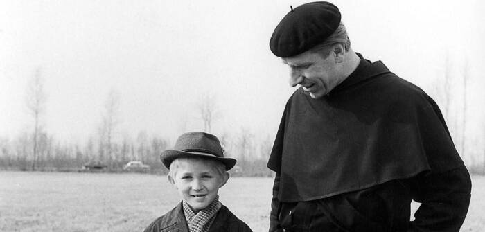 ritratto fotografico di Padre Turoldo con un bambino