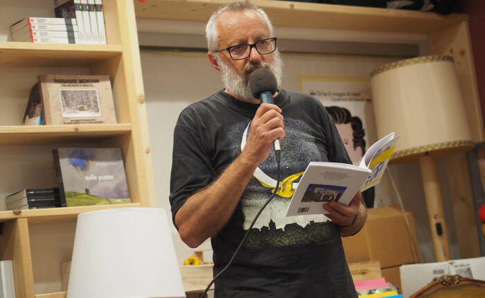 Mariano Bortolotti legge un libro