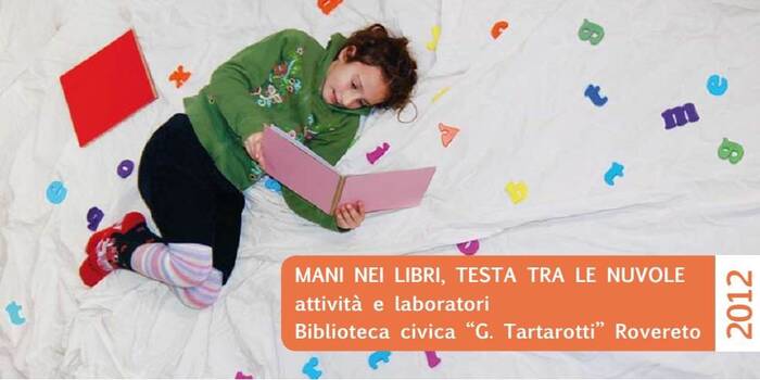 Copertina brochure con bima che legge sdraiata su un lenzuolo di lettere