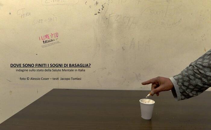 Manifesto della locandina con una mano che deposita della cenere da una sigaretta in un bicchiere di plastica