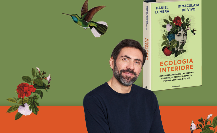 L'autore con la copertina del libro che presenta