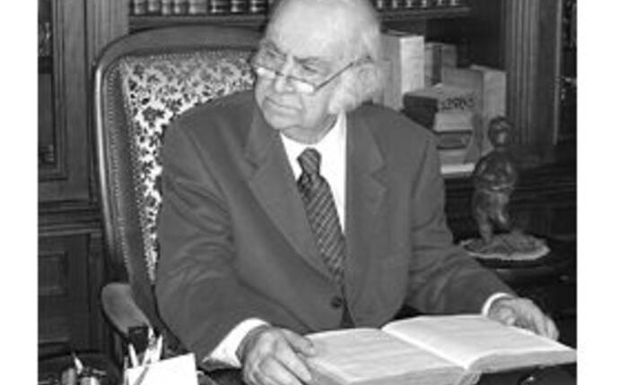 ritratto di Egisto Bragaglia alla sua scrivania