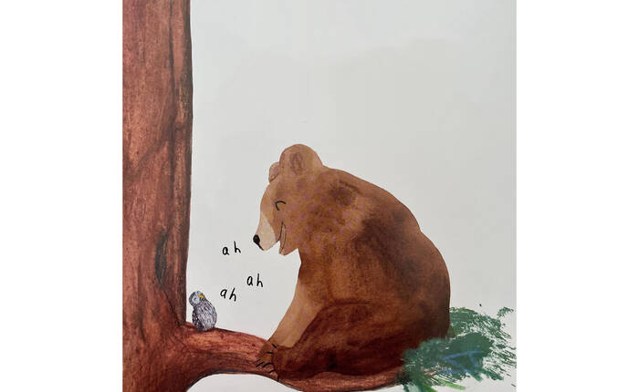 Un orso che canta sul ramo di un albero