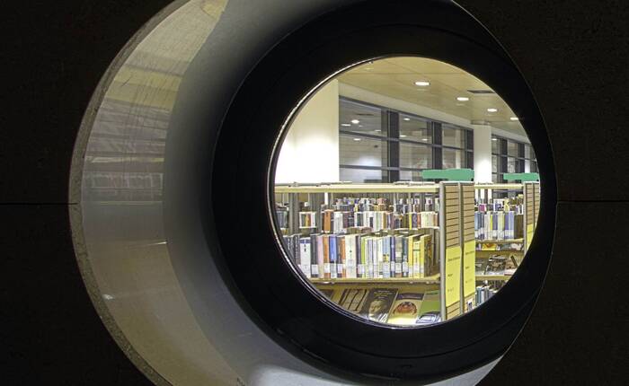 interno della biblioteca visto da una dalla finestra/oblò (foto Hector Quint 2014)