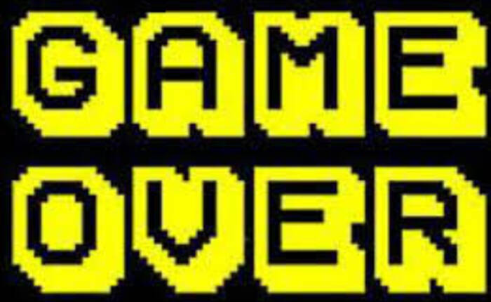 scritta "game over" gialla su sfondo nero