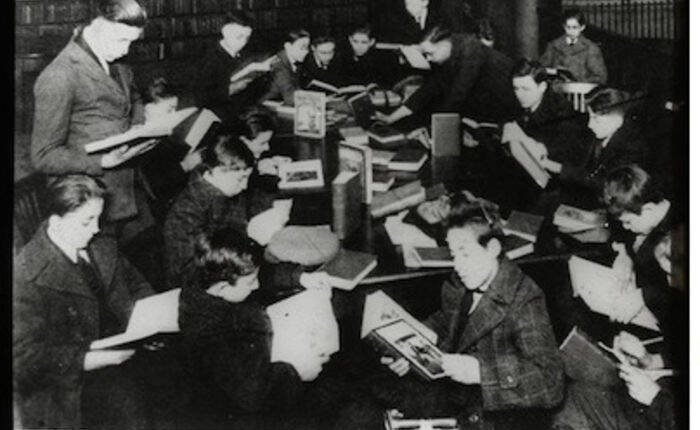 foto b/n di giovani lettori anni '30
