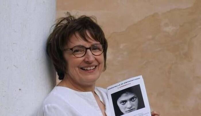 ritratto fotografico dell'autrice con in mano il suo libro