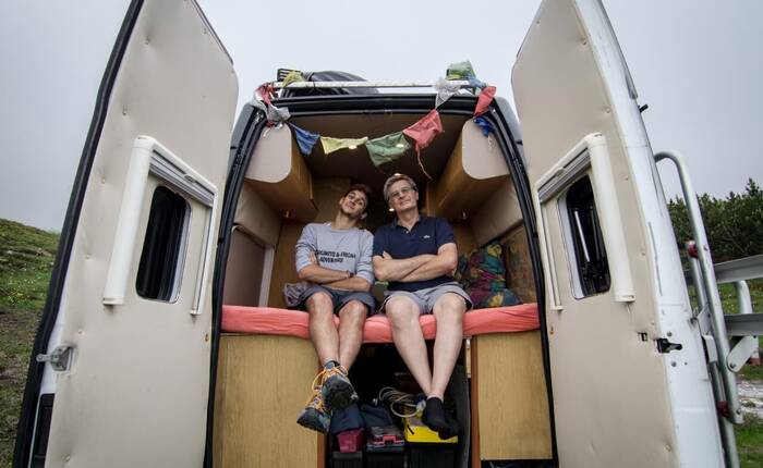 Lorenzo e suo padre sul camper