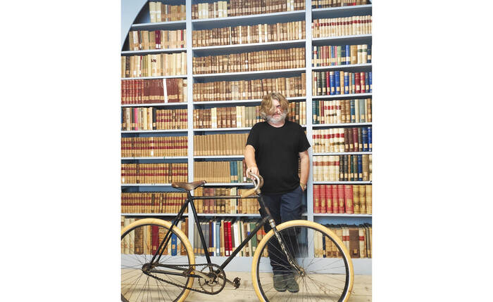 Albertini con una bicicletta in Biblioteca 