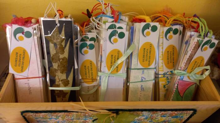 alcuni dei segnalibri realizzati a mano dagli anziani del Centro Diurno Vannetti