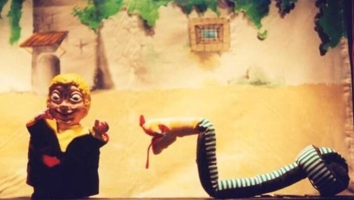 Burattino polenta con un serpente