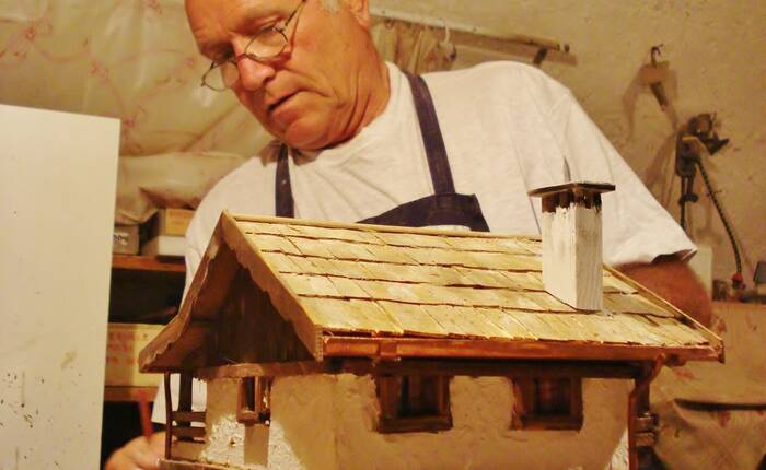 Ennio Spagnolli mentre lavora ad un presepe