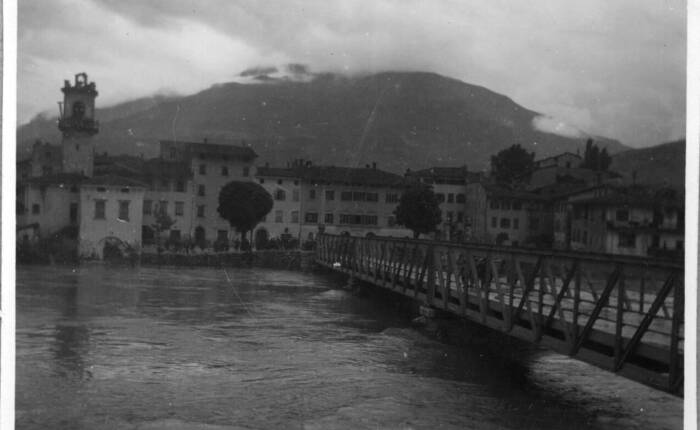 fotografia b/n del ponte di Sacco durante una piena dell'Adige