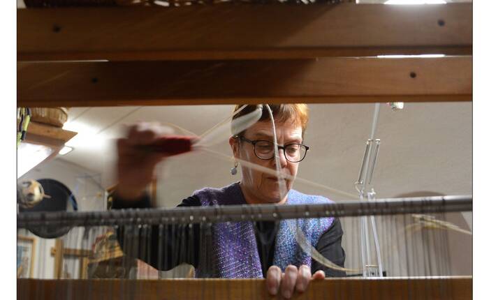 Tiziana Aste lavora al telaio By Florio Badocchi