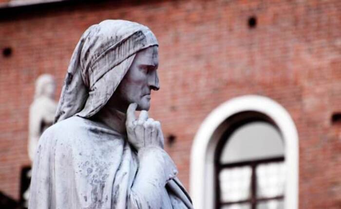particolare della statua di Dante in piazza dei signori a Verona