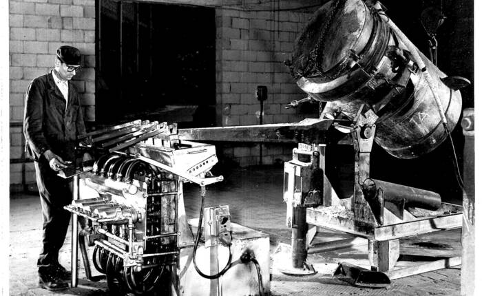 operaio al lavoro presso la Montecatini (foto Preschern)