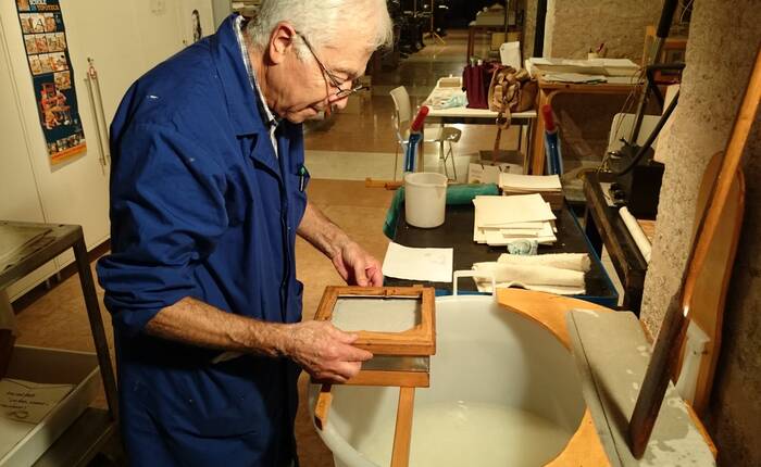 particolare lavorazione della carta a mano (ph. Franco Silvino)