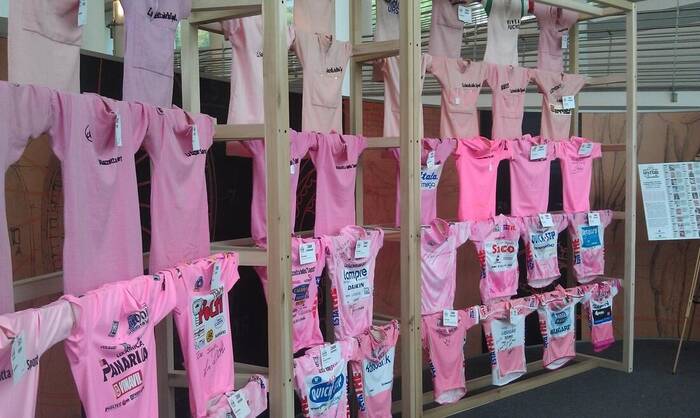 particolare di alcune maglie rosa esposte al Museo del Ghisallo
