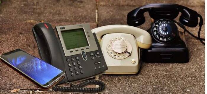 Foto di telefoni di varie epoche