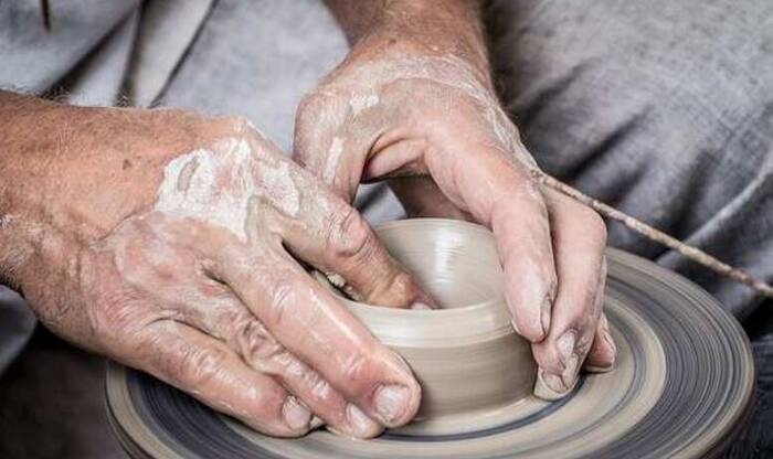 Foto di mani che lavorano l'argilla