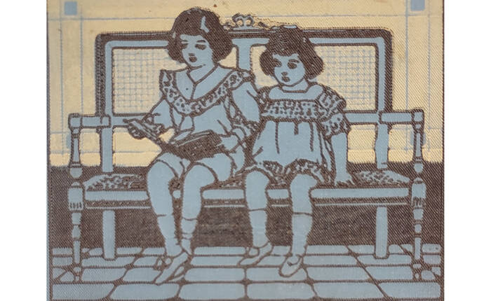 Bambine su una panca che leggono (dalla copertina del libro di Tommaso Catani "La signorina pantofola") 