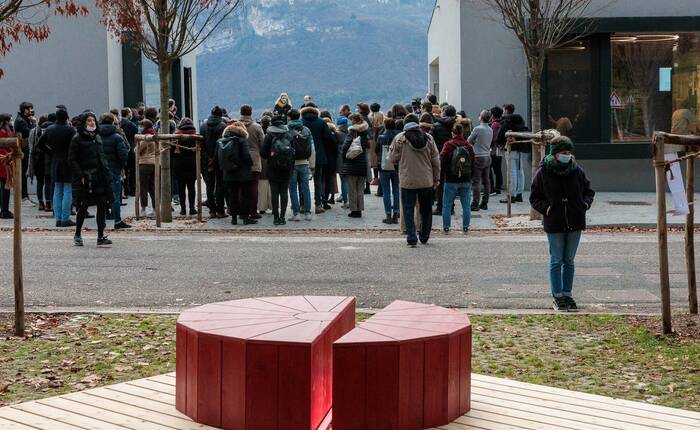 L'inaugurazione di una panchina rossa del progetto “Fuori dall’ombra”, presso il Polo universitario di Mesiano nel 2021. Foto UniTrento © Cattani Faggion