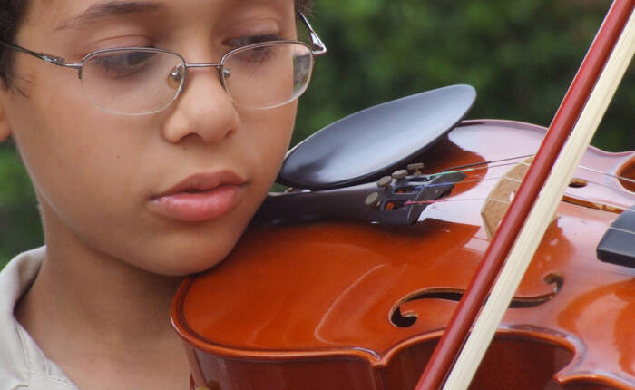 ragazzino che suona il violino