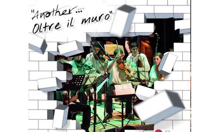 un muro si rompe e si intravedono dei musicisti