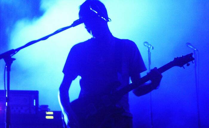 figura di chitarrista in color blu