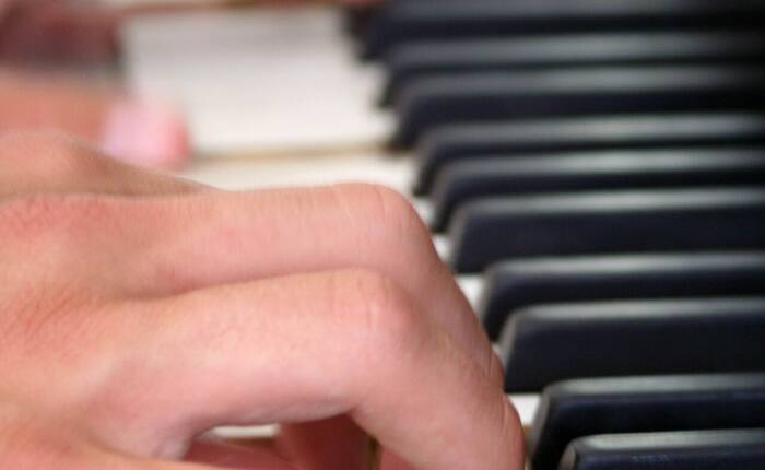 dita su tastiera pianoforte