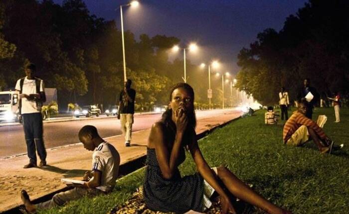 universitari di Brazzaville che studiano sotto l'illuminazione pubblica delle strade. Photo di Baudouin Mouanda