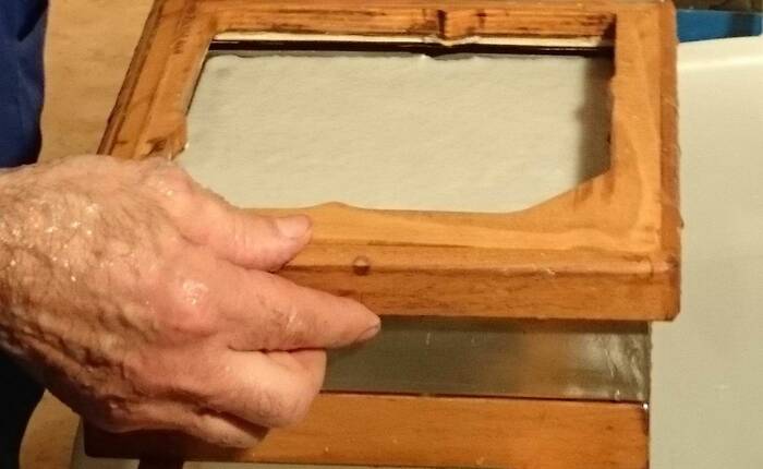 Fase di preparazione della carta a mano (foto Franco Silvino)