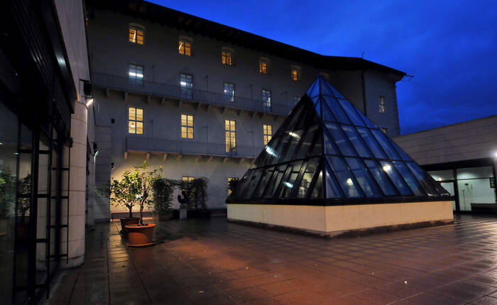 Vista notturna dell'esterno di Palazzo Annona