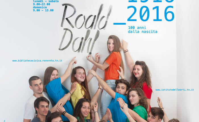 manifesto dell'iniziativa con i ragazzi in gruppo che scrivono il nome di Dahl sul muro.