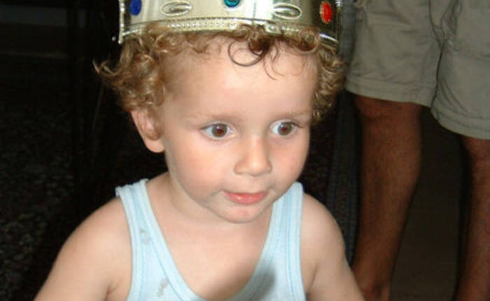 Bambino con corona e spada