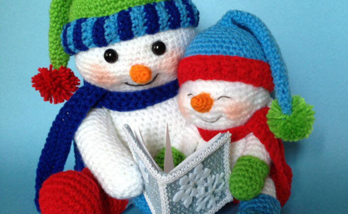 pupazzetti di neve che leggono, realizzati a maglia