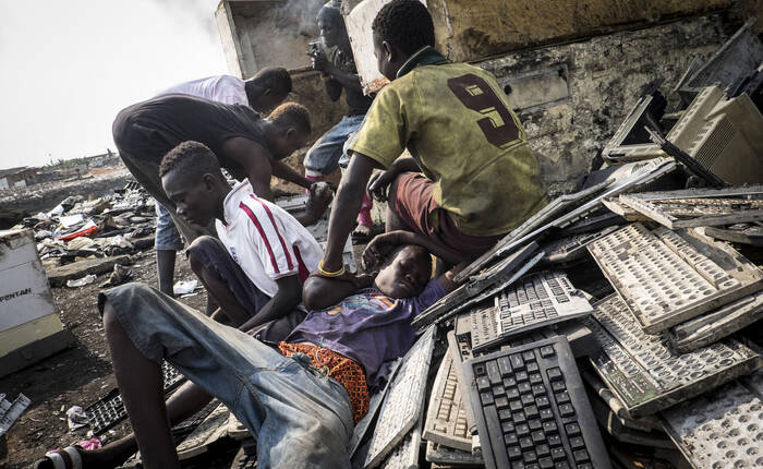 ragazzi tra rifiuti in una discarica in Ghana