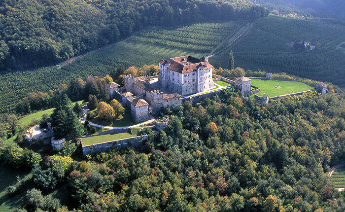 Castel Thun - vista aerea