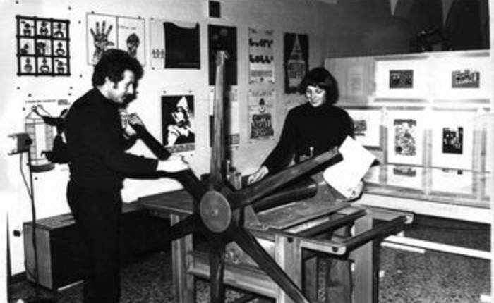 Fotografia in bianco e nero  (anni'70) che ritrae due artisti al torchio